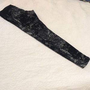 Koral leggings in black and gray